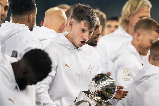 Malmö FFs spelare lyfter pokalen