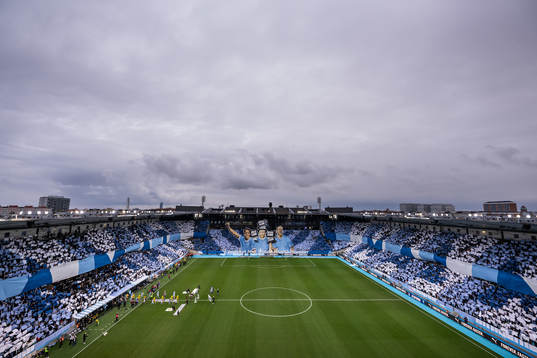 Spelarna gör entré framför Malmö FFs supportrar som har