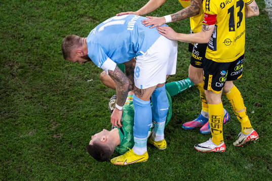 Elfsborgs målvakt Hakon Valdimarsson kollas till av Malmö