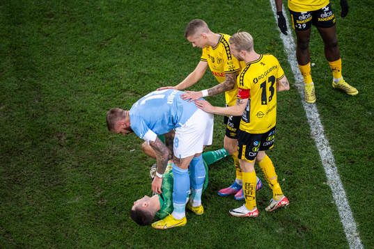 Elfsborgs målvakt Hakon Valdimarsson kollas till av Malmö