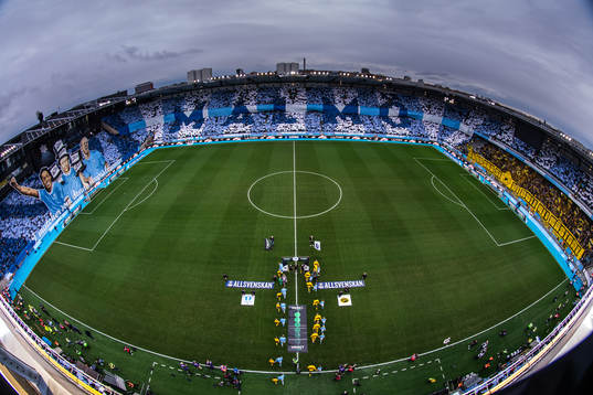 Vy över Elden Stadion och spelarna som gör entré