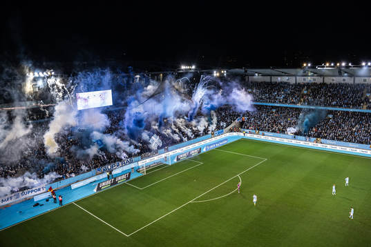 Malmö FFs supportar med ett halvtidstifo med pyroteknik