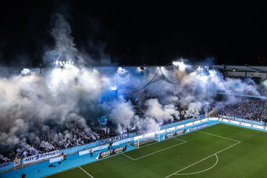 Malmö FFs supportar med ett halvtidstifo med pyroteknik