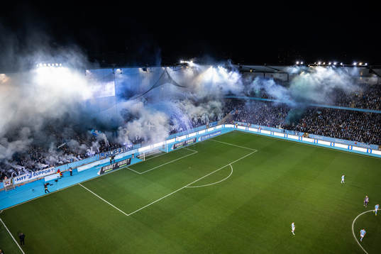 Malmö FFs supportar med ett halvtidstifo med pyroteknik