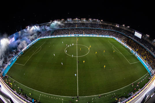 Malmö FFs supportar med ett halvtidstifo med pyrotekniksom