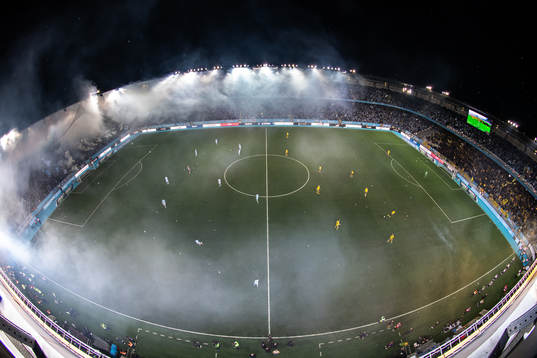 Malmö FFs supportar med ett halvtidstifo med pyroteknik
