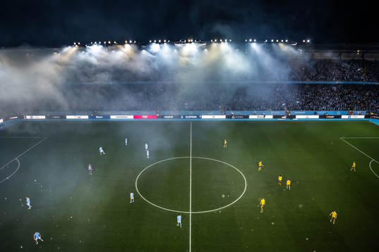 Malmö FFs supportar med ett halvtidstifo med pyroteknik