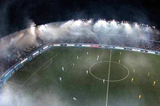 Malmö FFs supportar med ett halvtidstifo med pyrotekniksom