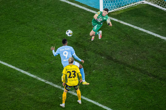 Malmö FFs Isaac Kiese Thelin och Elfsborgs målvakt Hakon