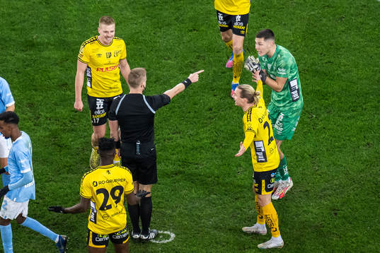 Elfsborgs målvakt Hakon Valdimarsson reagerar med