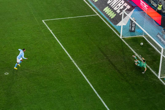 Malmö FFs Isaac Kiese Thelin gör 1-0 bakom Elfsborgs