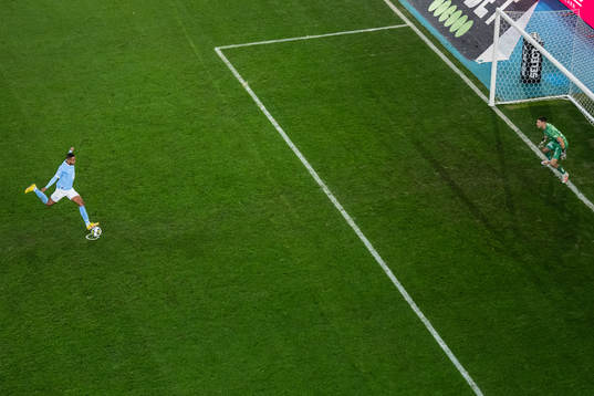 Malmö FFs Isaac Kiese Thelin gör 1-0 bakom Elfsborgs