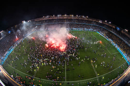 Supportar stormar plan och jublar över SM-guldet