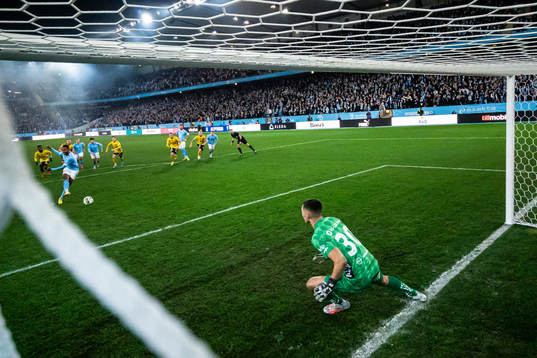 s Isaac Kiese Thelin gör 1-0 bakom Elfsborgs målvakt
