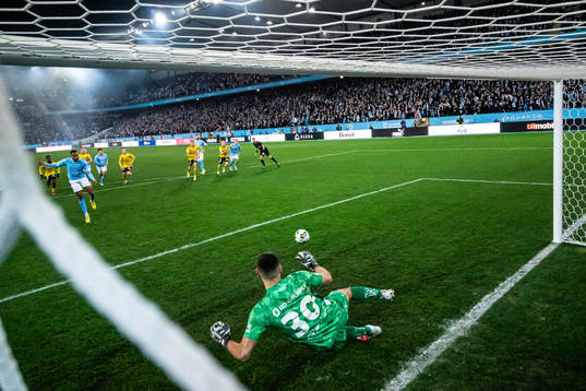 s Isaac Kiese Thelin gör 1-0 bakom Elfsborgs målvakt