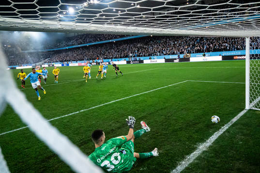 s Isaac Kiese Thelin gör 1-0 bakom Elfsborgs målvakt