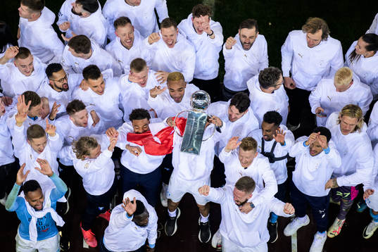 s spelare lyfter Lennart Johanssons pokal och jublar över