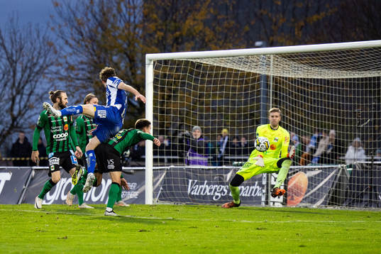 IFK Göteborgs Emil Salomonsson och Varbergs målvakt