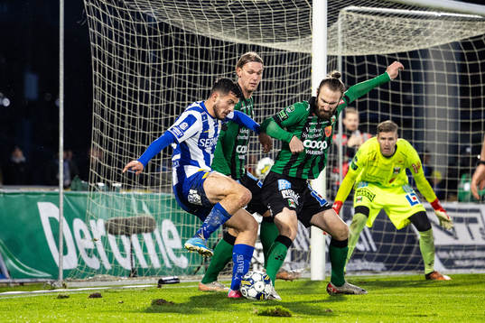 IFK Göteborgs Astrit Selmani mot Varbergs Oskar Sverrisson