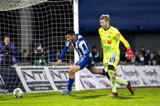 IFK Göteborgs Astrit Selmani och Varbergs målvakt Fredrik