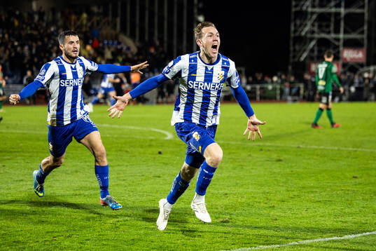 IFK Göteborgs Adam Carlén jublar med Astrit Selmani