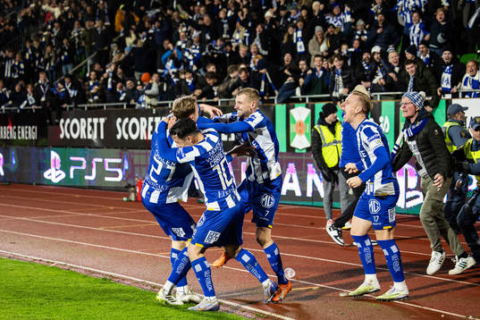 IFK Göteborgs Adam Carlén jublar med lagkamrater