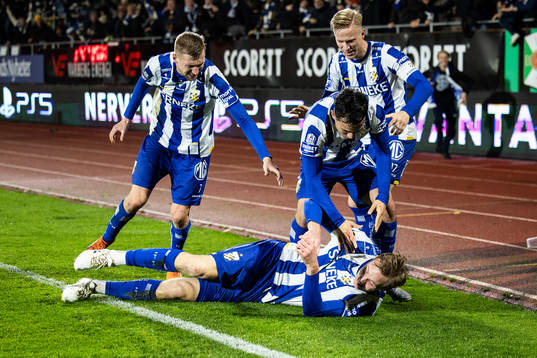 IFK Göteborgs Adam Carlén jublar med lagkamrater