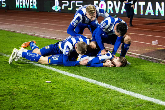 IFK Göteborgs Adam Carlén jublar med lagkamrater