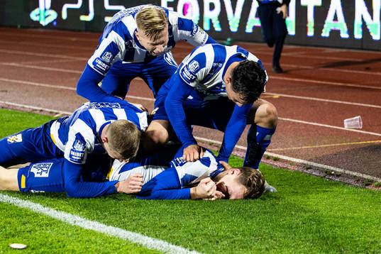 IFK Göteborgs Adam Carlén jublar med lagkamrater