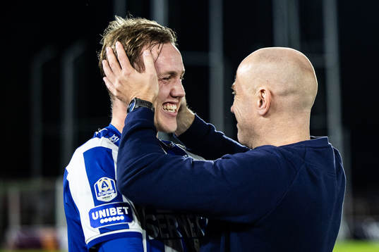 IFK Göteborgs Adam Carlén jublar med tränare Jens