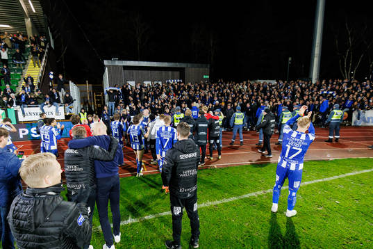 IFK Göteborgs spelare jublar med publiken