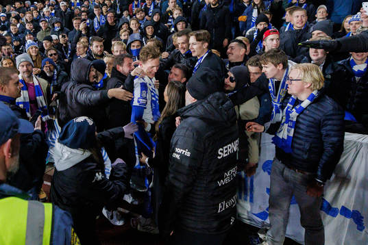 IFK Göteborgs Adam Carlén jublar med publiken