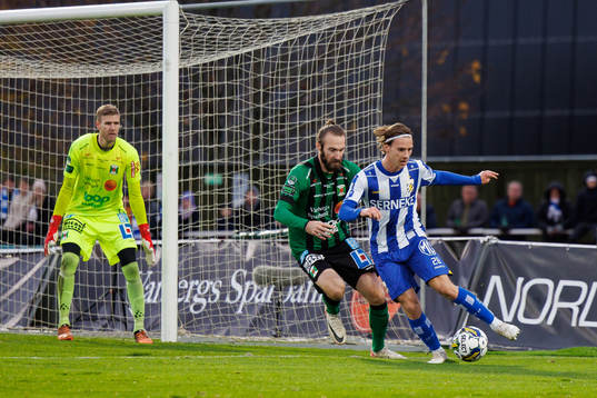Varbergs Oskar Sverrisson och IFK Göteborgs Lucas Kåhed