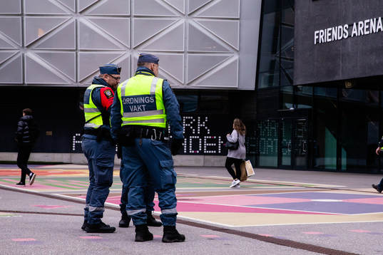 Ordningsvakter utanför Friends Arena
