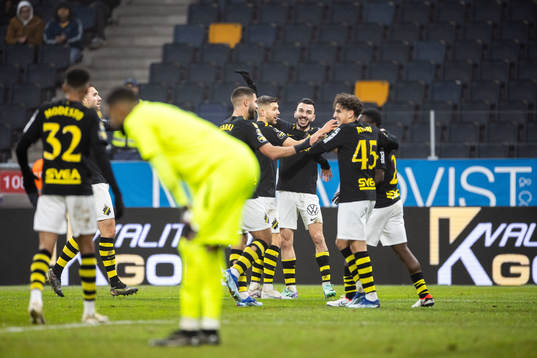 AIKs Ioannis Pittas jublar med lagkamrater