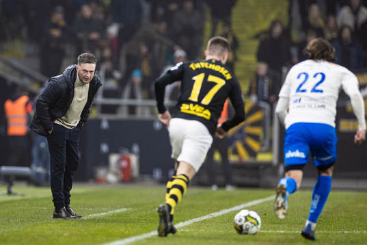 Värnamos tränare Kim Hellberg följer spelet