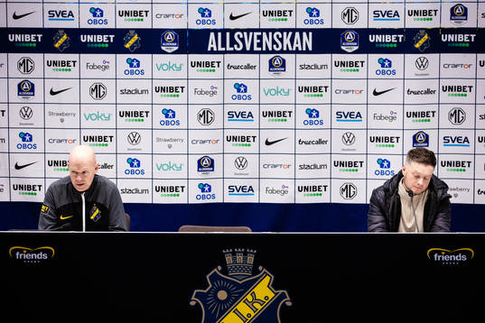 s tränare Henning Berg och Värnamos tränare Kim Hellberg