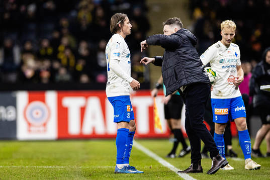 Värnamos Simon Thern och tränare Kim Hellberg i diskussion