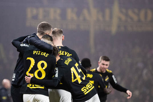 s Ioannis Pittas jublar med lagkamraterefter 1-0