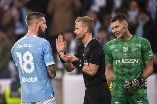 Domare Glenn Nyberg i samtal med Malmö FFs Pontus Jansson