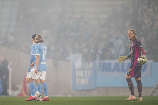 Malmö FFs målvakt Johan Dahlin lämnar planen