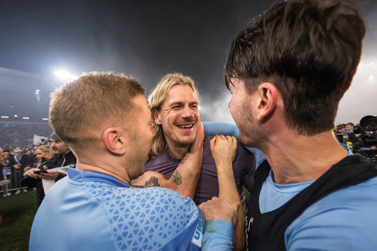 Malmö FFs målvakt Johan Dahlin jublar