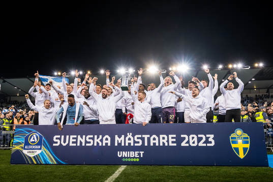 Malmö FFs spelare jublar med pokalen