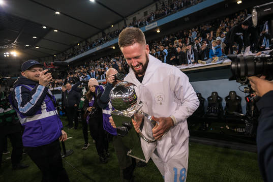 Malmö FFs Pontus Jansson jublar med pokalen