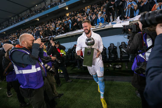 Malmö FFs Pontus Jansson jublar med pokalen