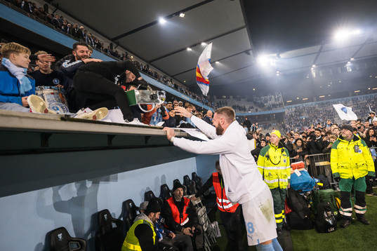 Malmö FFs Pontus Jansson och supportrar jublar