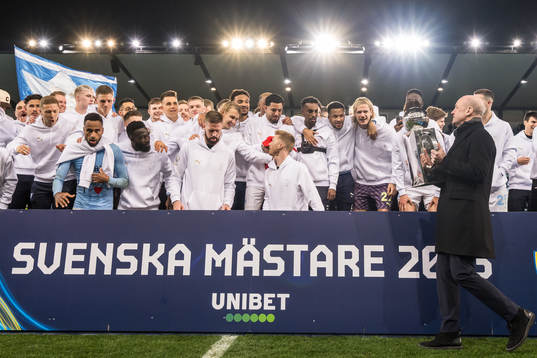Malmö FFs spelare jublar med pokalen