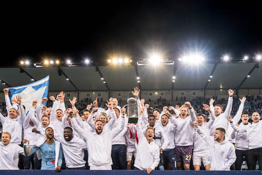 Malmö FFs spelare jublar med pokalen