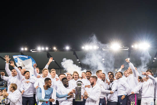 Malmö FFs spelare jublar med pokalen