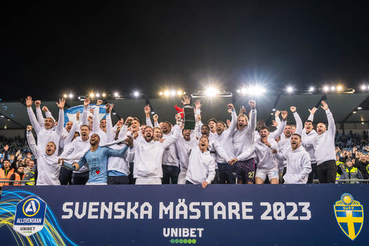 Malmö FFs spelare jublar med pokalen